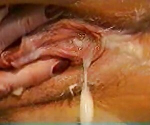 Hấp dẫn ngủ, xoắn sex jav xinh mái tóc của mình với một người khổng lồ
