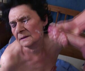 Một mỏng manh bé đã thoát khỏi cô ấy, quần lót màu hồng, và sau đó bắt đầu vuốt ve âm đạo của phim xex mới cô trên một cái ghế.